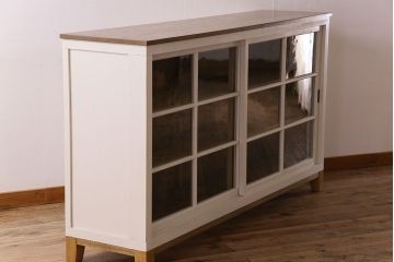 レトロ家具　レトロデザイン　アンティークペイント!クリアガラス引き戸の収納棚(戸棚)