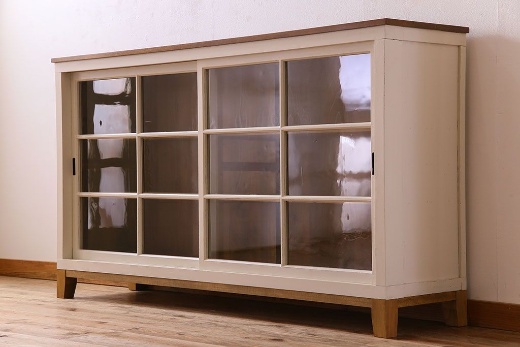 レトロ家具　レトロデザイン　アンティークペイント!クリアガラス引き戸の収納棚(戸棚)