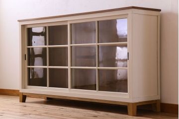 レトロ家具　レトロデザイン　アンティークペイント!クリアガラス引き戸の収納棚(戸棚)