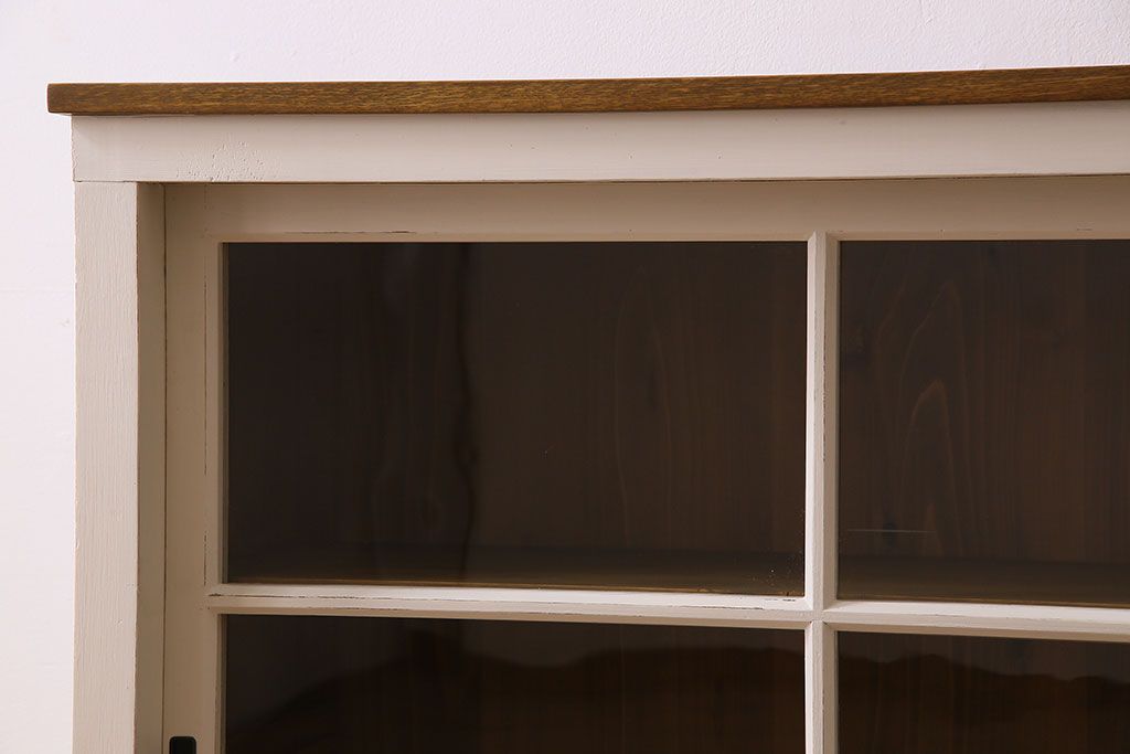 レトロ家具　レトロデザイン　アンティークペイント!クリアガラス引き戸の収納棚(戸棚)