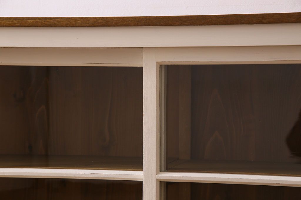 レトロ家具　レトロデザイン　アンティークペイント!クリアガラス引き戸の収納棚(戸棚)