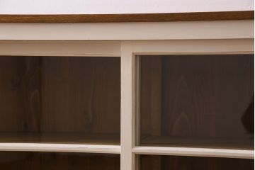 レトロ家具　レトロデザイン　アンティークペイント!クリアガラス引き戸の収納棚(戸棚)