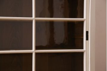 レトロ家具　レトロデザイン　アンティークペイント!クリアガラス引き戸の収納棚(戸棚)