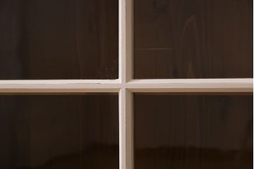 レトロ家具　レトロデザイン　アンティークペイント!クリアガラス引き戸の収納棚(戸棚)