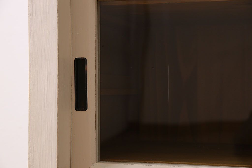 レトロ家具　レトロデザイン　アンティークペイント!クリアガラス引き戸の収納棚(戸棚)