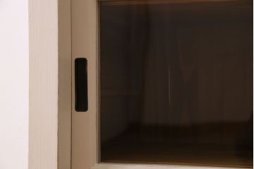 レトロ家具　レトロデザイン　アンティークペイント!クリアガラス引き戸の収納棚(戸棚)