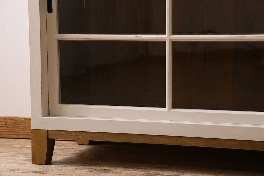 レトロ家具　レトロデザイン　アンティークペイント!クリアガラス引き戸の収納棚(戸棚)