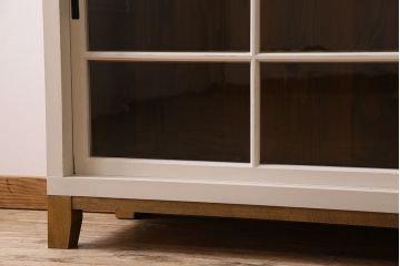 レトロ家具　レトロデザイン　アンティークペイント!クリアガラス引き戸の収納棚(戸棚)