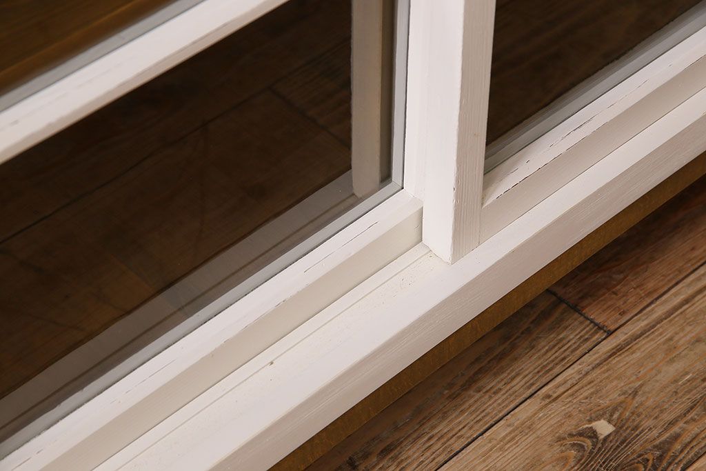 レトロ家具　レトロデザイン　アンティークペイント!クリアガラス引き戸の収納棚(戸棚)