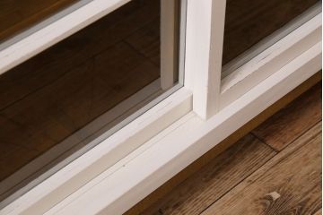 レトロ家具　レトロデザイン　アンティークペイント!クリアガラス引き戸の収納棚(戸棚)