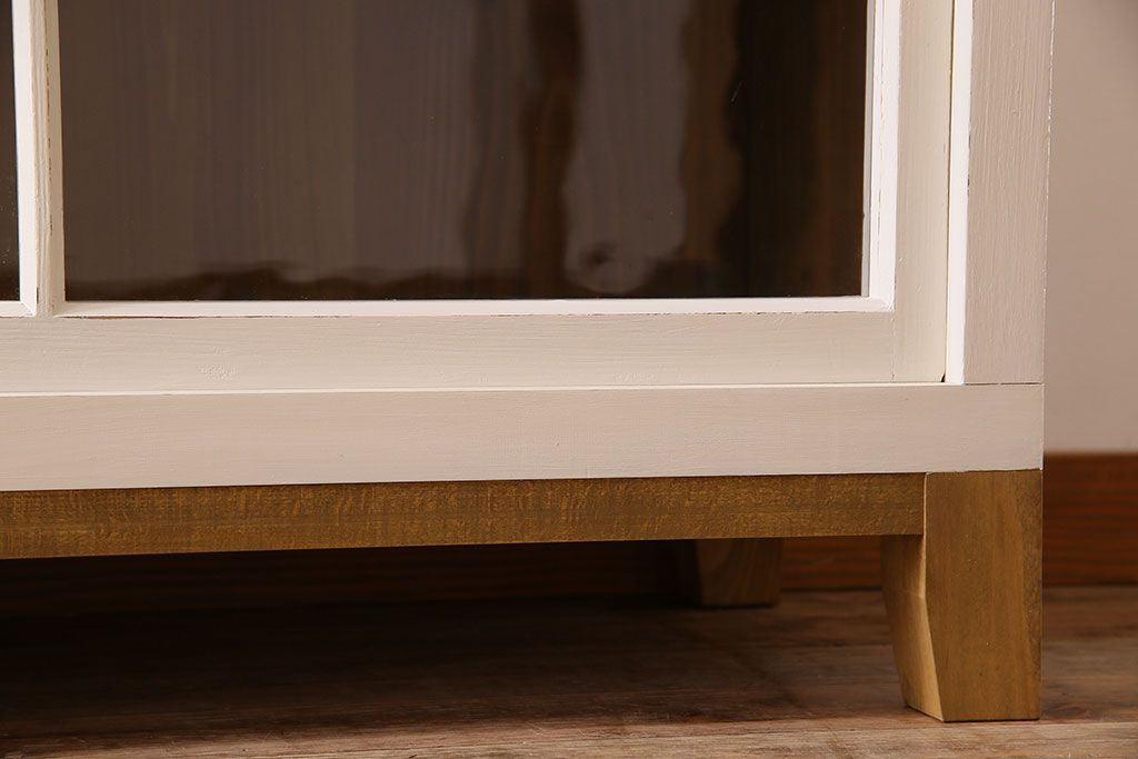 レトロ家具　レトロデザイン　アンティークペイント!クリアガラス引き戸の収納棚(戸棚)