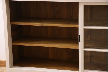 レトロ家具　レトロデザイン　アンティークペイント!クリアガラス引き戸の収納棚(戸棚)