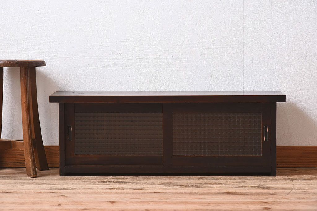アンティーク家具　欅材天板付き!チェッカーガラス引き戸の小さなアンティークローボード