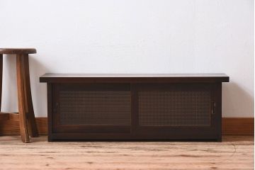 アンティーク家具　欅材天板付き!チェッカーガラス引き戸の小さなアンティークローボード