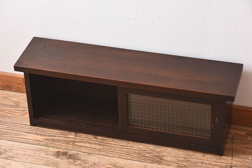 アンティーク家具　欅材天板付き!チェッカーガラス引き戸の小さなアンティークローボード