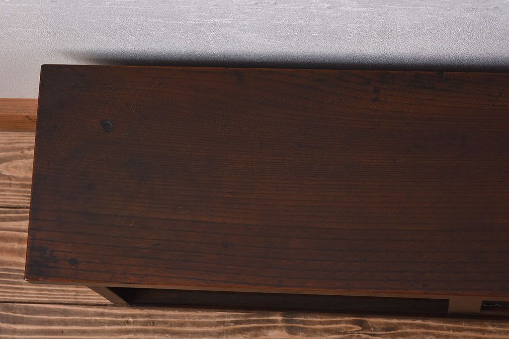 アンティーク家具　欅材天板付き!チェッカーガラス引き戸の小さなアンティークローボード