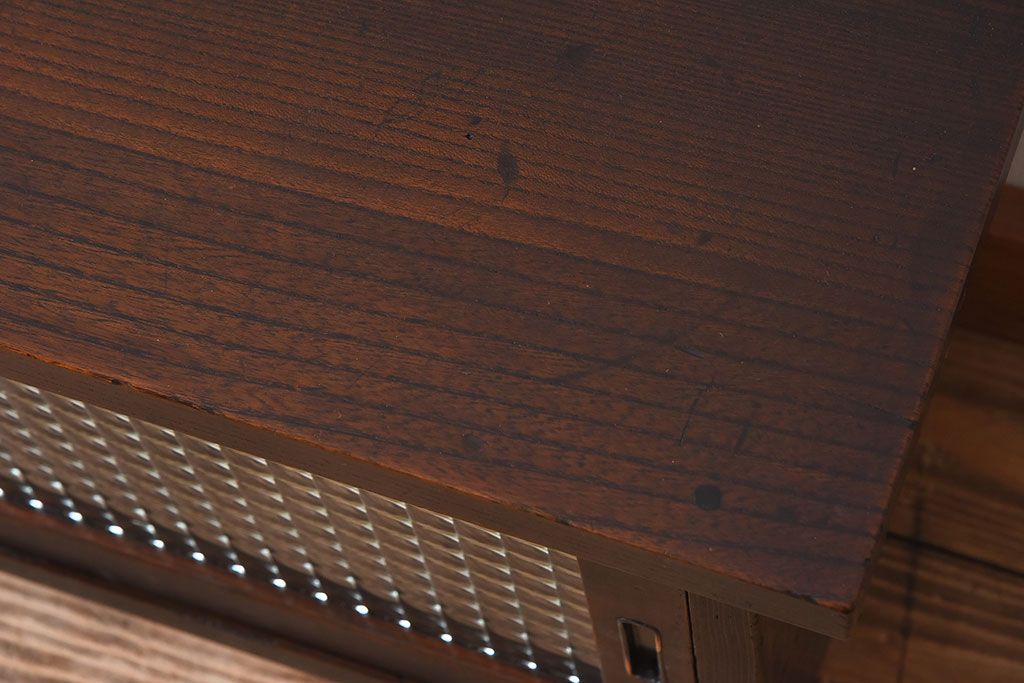 アンティーク家具　欅材天板付き!チェッカーガラス引き戸の小さなアンティークローボード