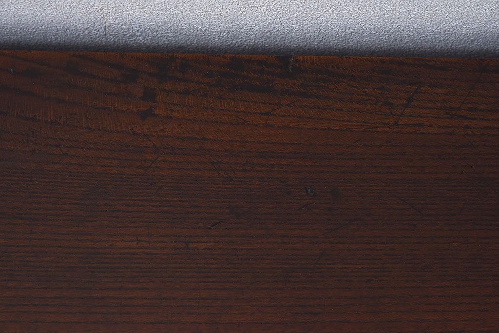 アンティーク家具　欅材天板付き!チェッカーガラス引き戸の小さなアンティークローボード