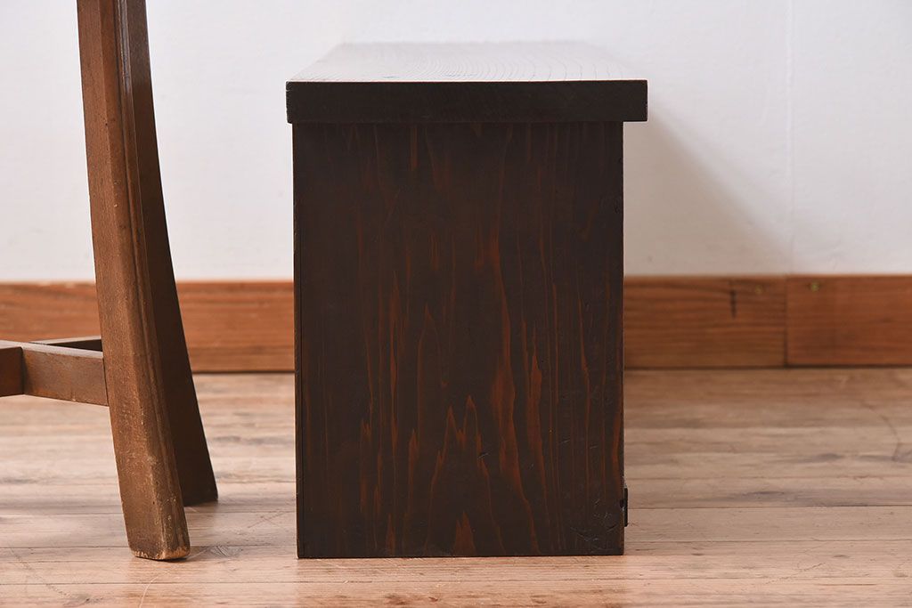 アンティーク家具　欅材天板付き!チェッカーガラス引き戸の小さなアンティークローボード