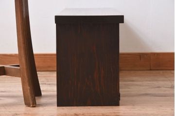 アンティーク家具　欅材天板付き!チェッカーガラス引き戸の小さなアンティークローボード