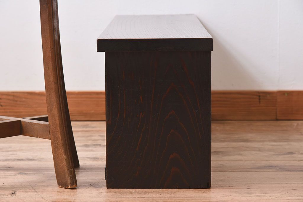 アンティーク家具　欅材天板付き!チェッカーガラス引き戸の小さなアンティークローボード