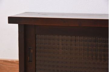 アンティーク家具　欅材天板付き!チェッカーガラス引き戸の小さなアンティークローボード