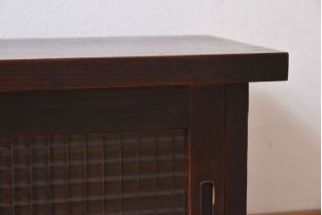 アンティーク家具　欅材天板付き!チェッカーガラス引き戸の小さなアンティークローボード