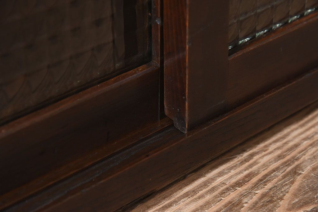 アンティーク家具　欅材天板付き!チェッカーガラス引き戸の小さなアンティークローボード