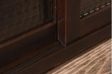 アンティーク家具　欅材天板付き!チェッカーガラス引き戸の小さなアンティークローボード