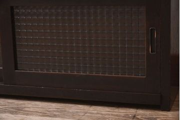 アンティーク家具　欅材天板付き!チェッカーガラス引き戸の小さなアンティークローボード