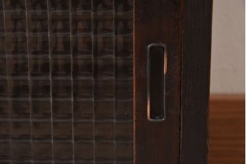 アンティーク家具　欅材天板付き!チェッカーガラス引き戸の小さなアンティークローボード