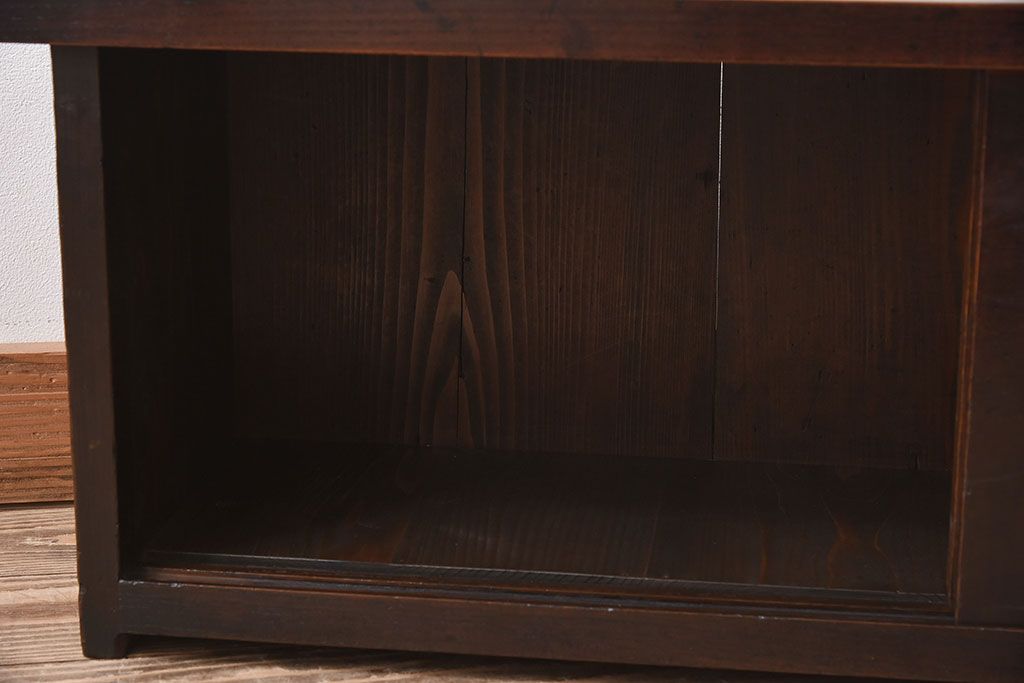 アンティーク家具　欅材天板付き!チェッカーガラス引き戸の小さなアンティークローボード