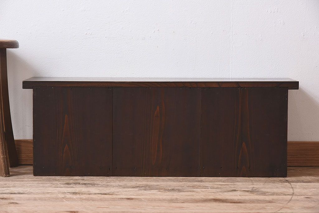 アンティーク家具　欅材天板付き!チェッカーガラス引き戸の小さなアンティークローボード