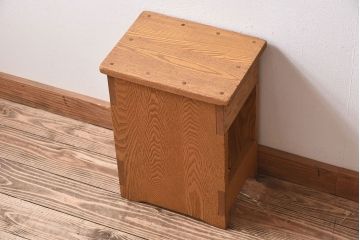 中古家具　楡材　学校の角スツール(1)