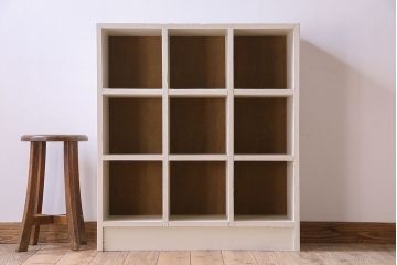 レトロ家具　アンティーク　ペイント　小ぶりサイズ!シンプルでレトロなマス目棚(収納棚、飾り棚)