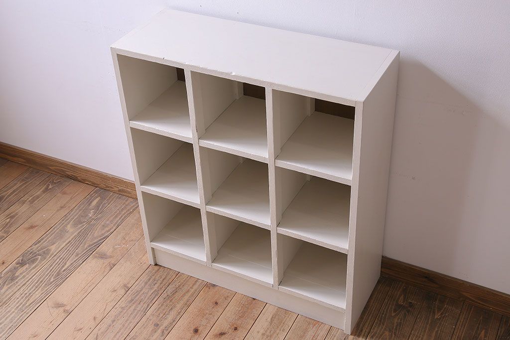 レトロ家具　アンティーク　ペイント　小ぶりサイズ!シンプルでレトロなマス目棚(収納棚、飾り棚)