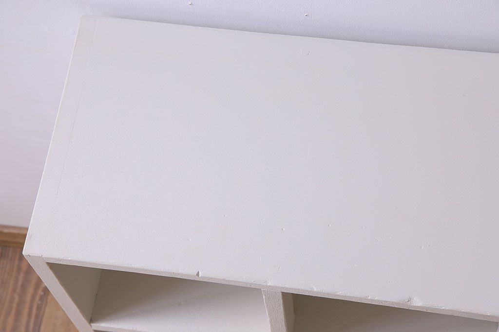 レトロ家具　アンティーク　ペイント　小ぶりサイズ!シンプルでレトロなマス目棚(収納棚、飾り棚)