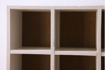 レトロ家具　アンティーク　ペイント　小ぶりサイズ!シンプルでレトロなマス目棚(収納棚、飾り棚)