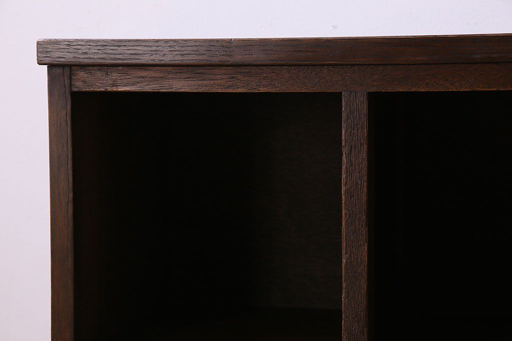 アンティーク家具　脚付き!古い木のアンティークマス目ローボード(収納棚、飾り棚)