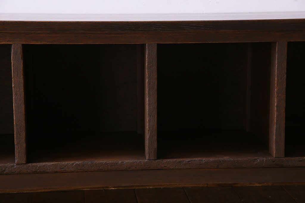 アンティーク家具　脚付き!古い木のアンティークマス目ローボード(収納棚、飾り棚)