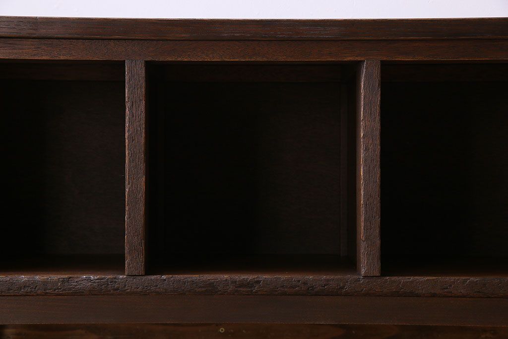 アンティーク家具　脚付き!古い木のアンティークマス目ローボード(収納棚、飾り棚)