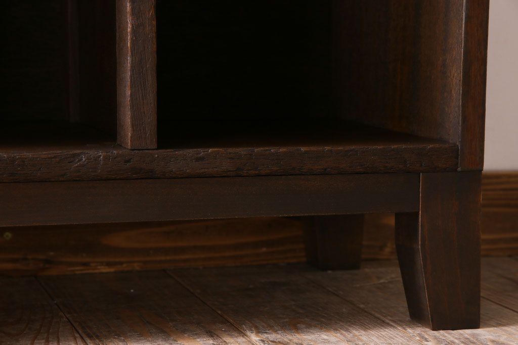 アンティーク家具　脚付き!古い木のアンティークマス目ローボード(収納棚、飾り棚)