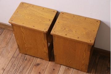 中古　楡材　学校の角スツール2脚セット(1)