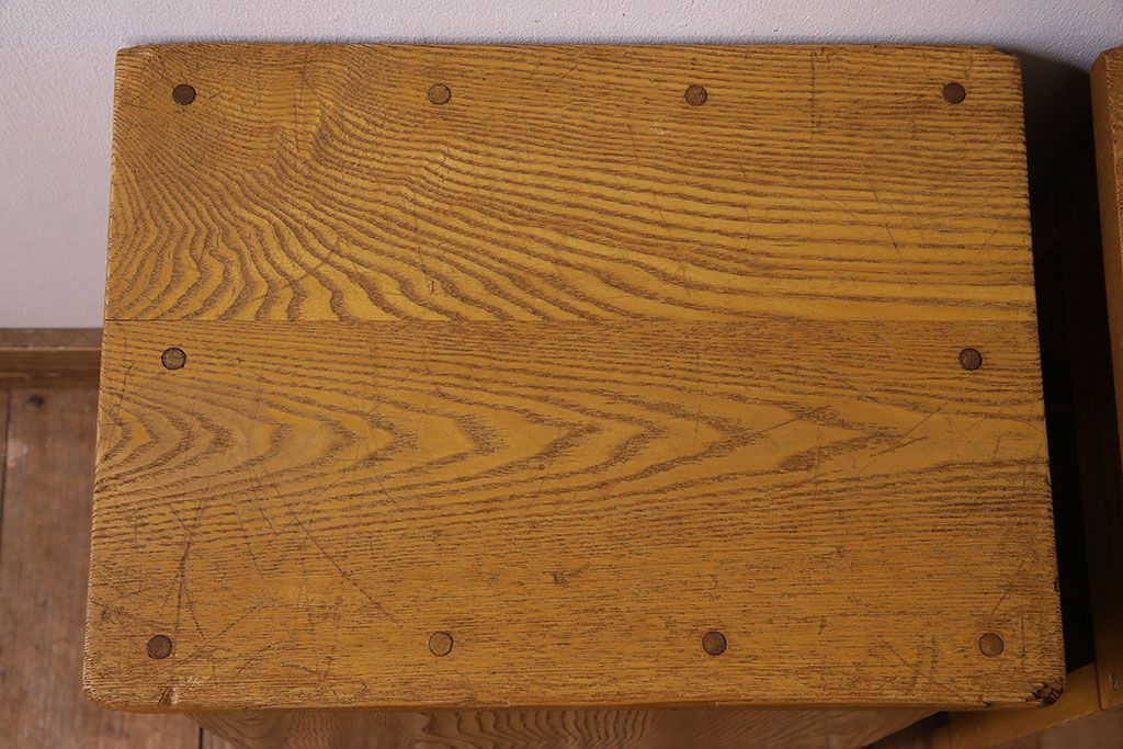 中古　楡材　学校の角スツール2脚セット(1)