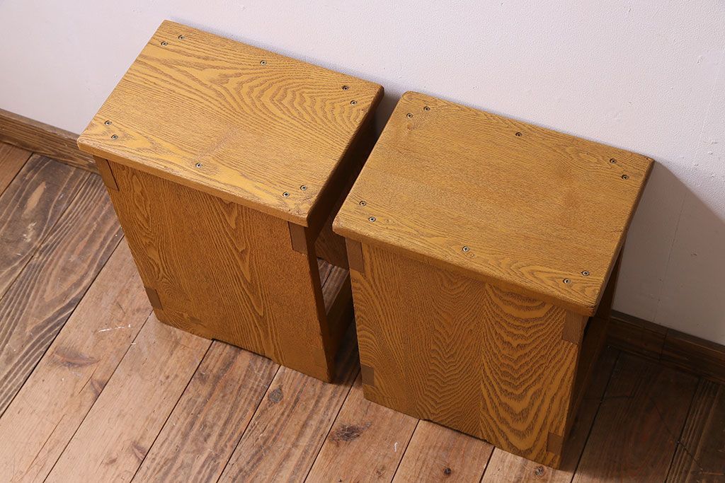 中古　楡材　学校の角スツール2脚セット(2)