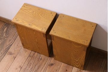 中古　楡材　学校の角スツール2脚セット(2)