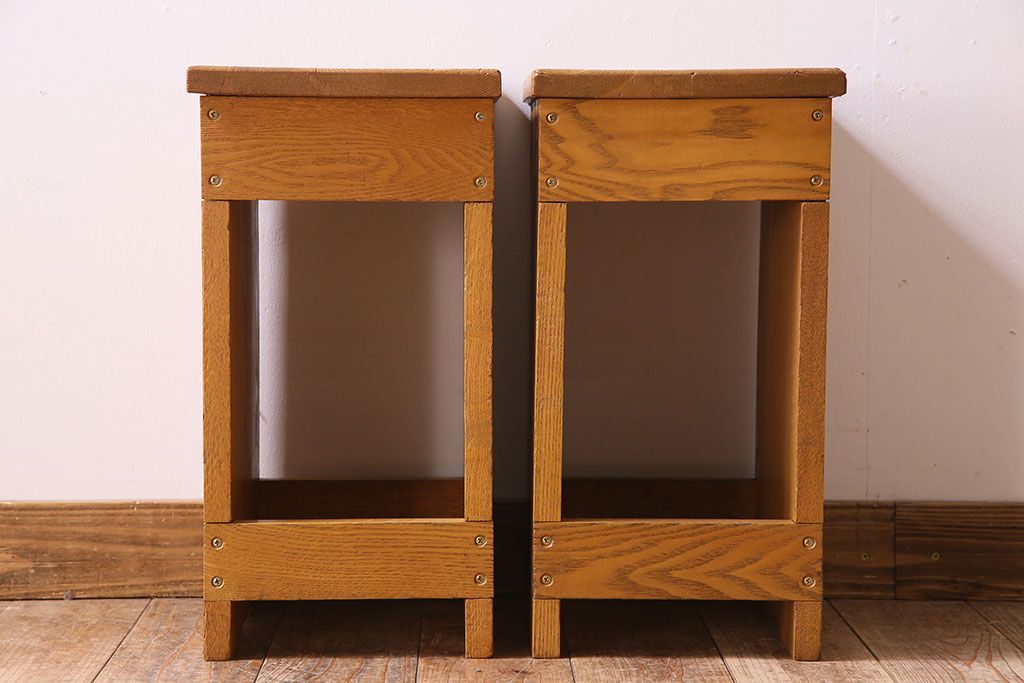 中古　楡材　学校の角スツール2脚セット(2)