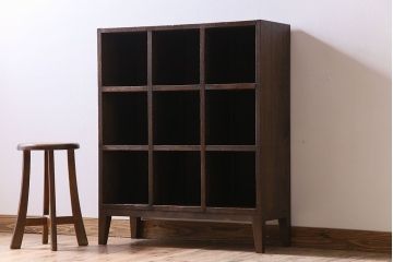 レトロ家具　アンティーク　シンプルでレトロな脚付きマス目棚