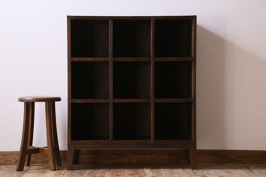 レトロ家具　アンティーク　シンプルでレトロな脚付きマス目棚