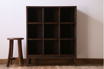 レトロ家具　アンティーク　シンプルでレトロな脚付きマス目棚